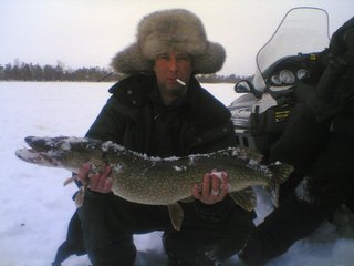 Трофейная рыбалка на крупную щуку на озерах Томской области.