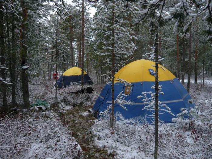 Проживание в специальных зимних палатках с печками